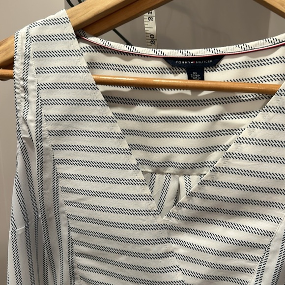 Like new blouse - Picture 2 of 5